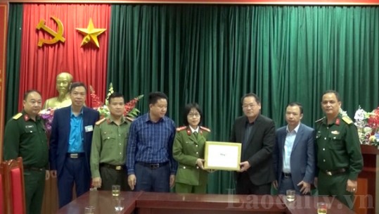 Phó Chủ tịch HĐND tỉnh Lý Bình Minh thăm, tặng quà tại Văn Bàn