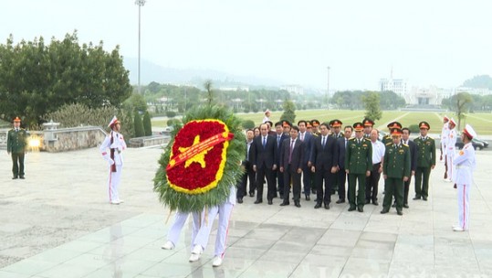 Đoàn đại biểu tỉnh dâng hương tưởng nhớ các anh hùng liệt sỹ