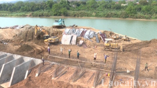 Đẩy nhanh tiến độ thi công kè bờ hữu sông Hồng giai đoạn 2
