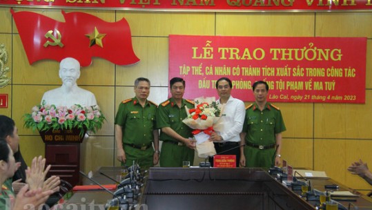 Chủ tịch UBND tỉnh Lào Cai trao thưởng Công an tỉnh về thành tích đấu tranh phòng, chống tội phạm ma túy