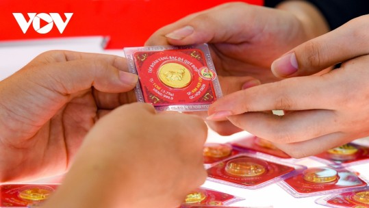 Vàng SJC tăng giá bán ra khi giá thế giới giảm sâu