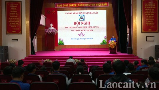 Chủ tịch UBND huyện Bát Xát đối thoại với thanh niên