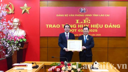 Trao Huy hiệu 30 năm tuổi Đảng cho đồng chí Hoàng Quốc Khánh