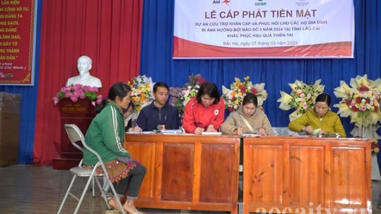 Cấp phát tiền mặt hỗ trợ người dân bị ảnh hưởng do thiên tai