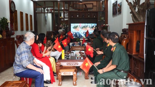 Người dân Lào Cai háo hức theo dõi lễ kỷ niệm 50 năm ngày Giải phóng miền Nam, thống nhất đất nước