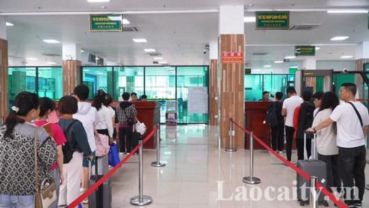 Xuất - nhập cảnh nhộn nhịp ngày đầu tiên của kỳ nghỉ lễ