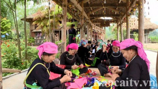 Rực rỡ sắc màu Lễ hội quả còn Bảo Yên