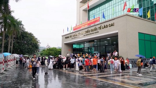 Hơn 14.000 lượt người xuất cảnh trong 2 ngày đầu kỳ nghỉ lễ