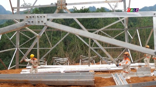“Vượt nắng, thắng mưa” trên công trường thi công dự án đường dây 500 kV Lào Cai - Vĩnh Yên