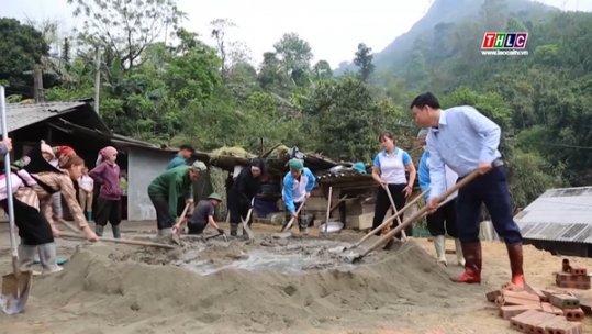 Văn Bàn hỗ trợ 180 tấn xi măng xây dựng nhóm hộ văn minh