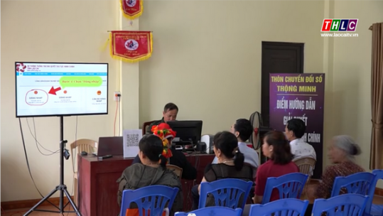 Nhiều thủ tục hành chính được thực hiện ngay tại thôn nhờ chuyển đổi số