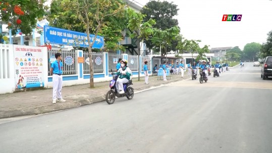 Gác cổng cùng Cờ đỏ