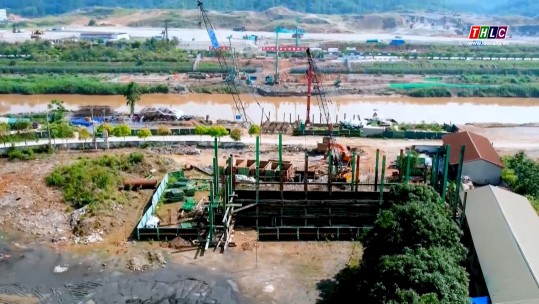 Buổi sáng trên công trường thi công cầu đường bộ qua sông Hồng biên giới Bát Xát (Việt Nam) - Bá Sái (Trung Quốc)