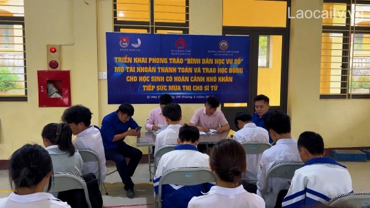 Học sinh Si Ma Cai tiếp cận với ngân hàng số
