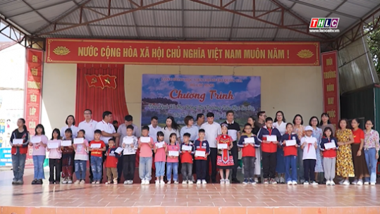 Công đoàn Học viện Chính trị quốc gia Hồ Chí Minh trao học bổng cho học sinh có hoàn cảnh khó khăn tại Sa Pa