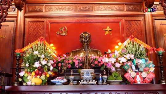 Dâng hương tưởng niệm Chủ tịch Hồ Chí Minh