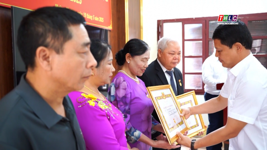 Đảng bộ Mường Khương trao tặng Huy hiệu Đảng đợt 19/5