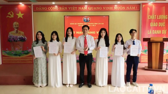 Đảng bộ Trường THPT Chuyên Lào Cai kết nạp thêm 5 đảng viên là học sinh