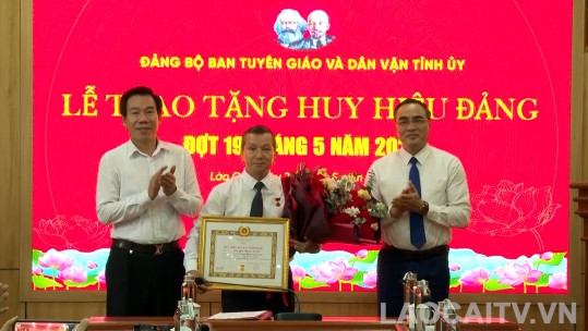 Ban Tuyên giáo và Dân vận Tỉnh ủy trao Huy hiệu Đảng