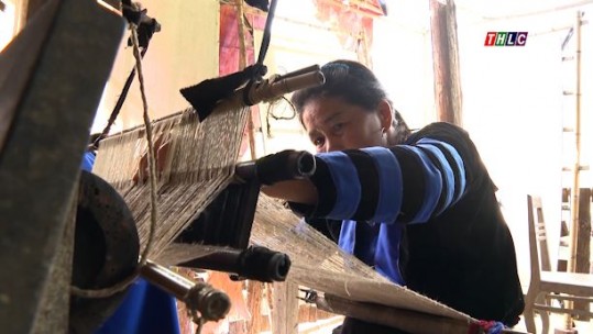 Người Mông trắng giữ nghề truyền thống