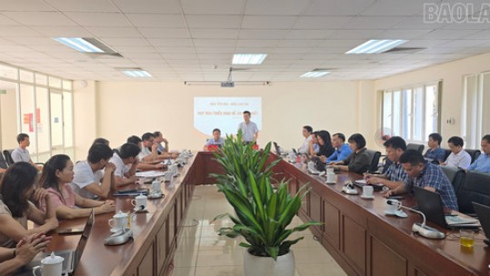 Họp bàn triển khai Đề án hợp nhất Báo Lào Cai và Báo Yên Bái