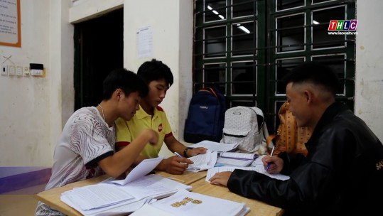 Học sinh vùng cao Sa Pa ôn luyện 