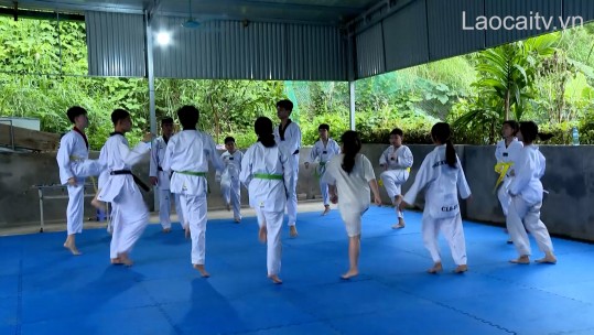 Luyện võ trên bản Liên Hà