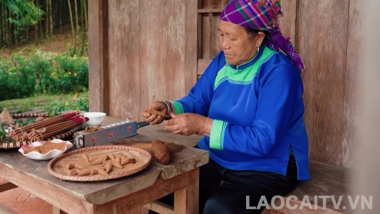 Người Giáy Tả Van làm hương thảo mộc