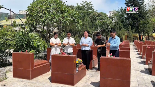 Đoàn công tác Báo Lào Cai dânghương tưởng nhớ nhà báo, liệt sĩ Bùi Nguyên Khiết