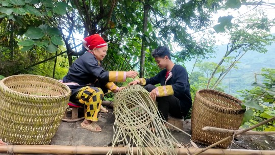 Phụ nữ Dao Phìn Ngan giữ nghề truyền thống