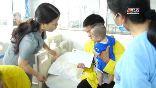 Hỗ trợ 91 triệu đồng từ nguồn Quỹ “Vì người nghèo” đến các bệnh nhân có hoàn cảnh khó khăn