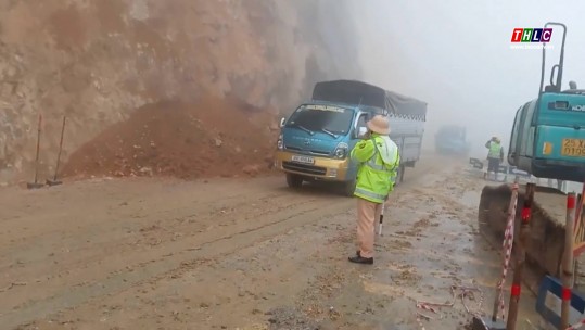 Thông tuyến bước 1 tại điểm sạt lở Km76+690, Quốc lộ 4D