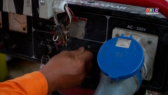 Chạy máy phát điện dự phòng cấp điện cho các điểm thi tại Mường Khương
