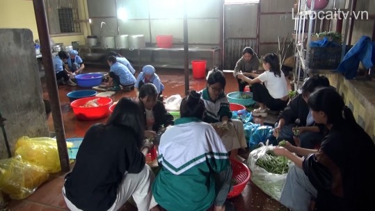 Bữa cơm ấm lòng sĩ tử
