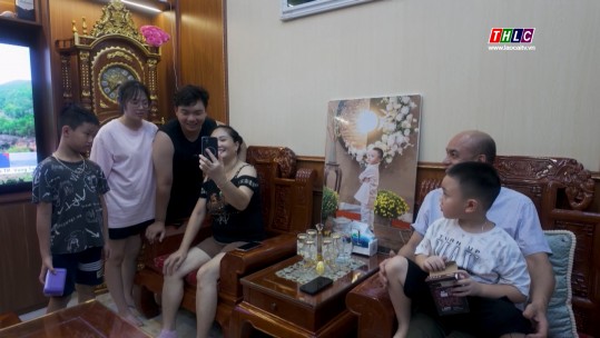 Gia đình gắn kết yêu thương